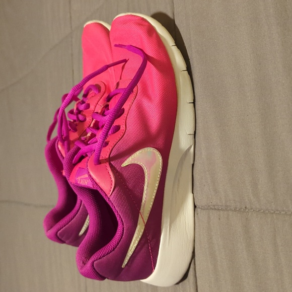 Gently used, adorable tennis shoes. Perfect for a kid. - Picture 1 of 6